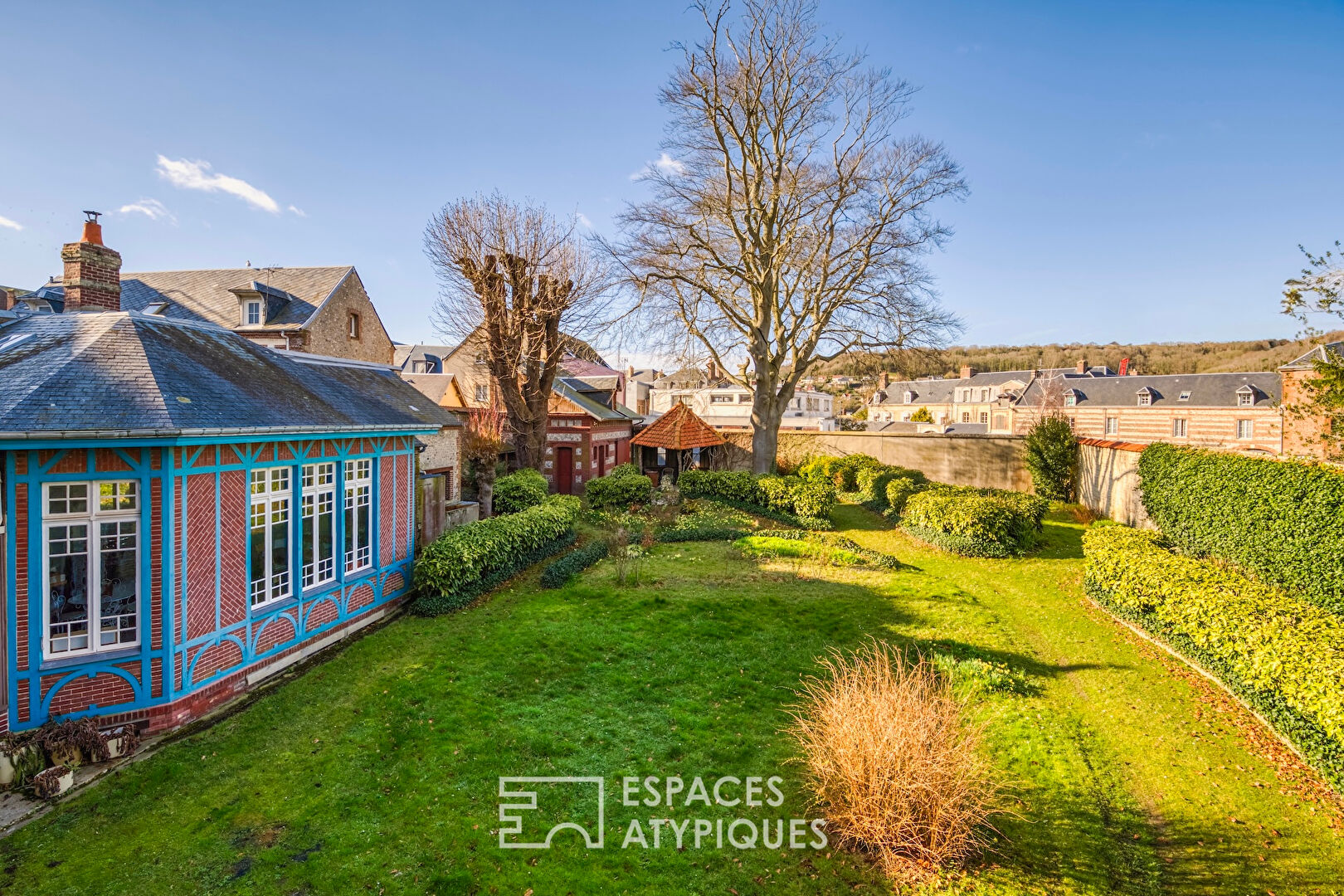 Maison de famille en centre ville avec jardin et dépendances