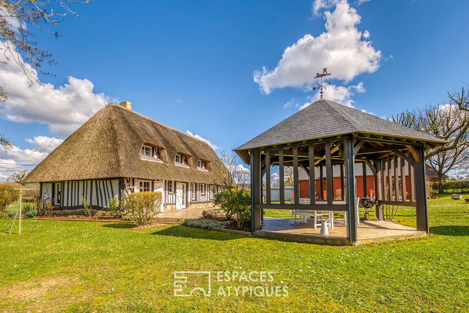 Ensemble chaumière et maison d’hôte proche de la Seine