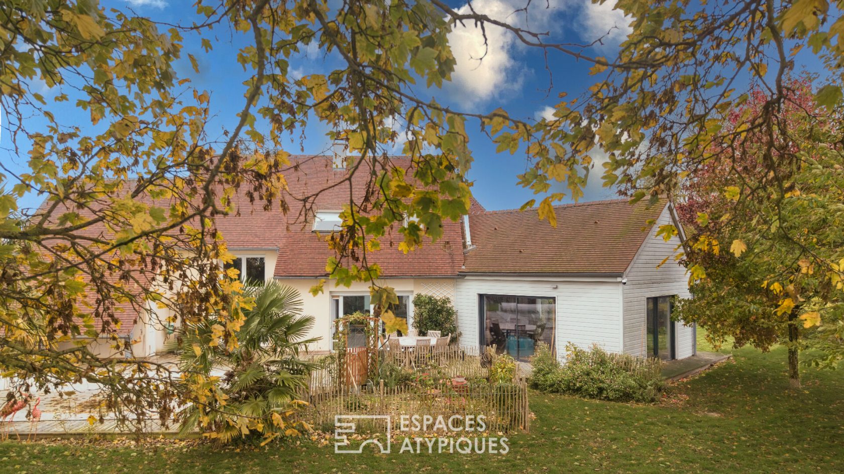 Maison contemporaine avec grande piscine,  jardin et beaux volumes à 15 minutes d’Amiens