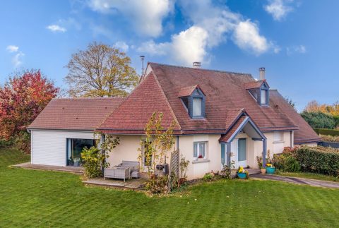 Maison contemporaine avec grande piscine,  jardin et beaux volumes à 15 minutes d’Amiens
