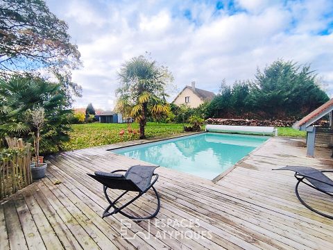 Contemporary villa with large swimming pool, garden and spacious rooms, 15 minutes from Amiens