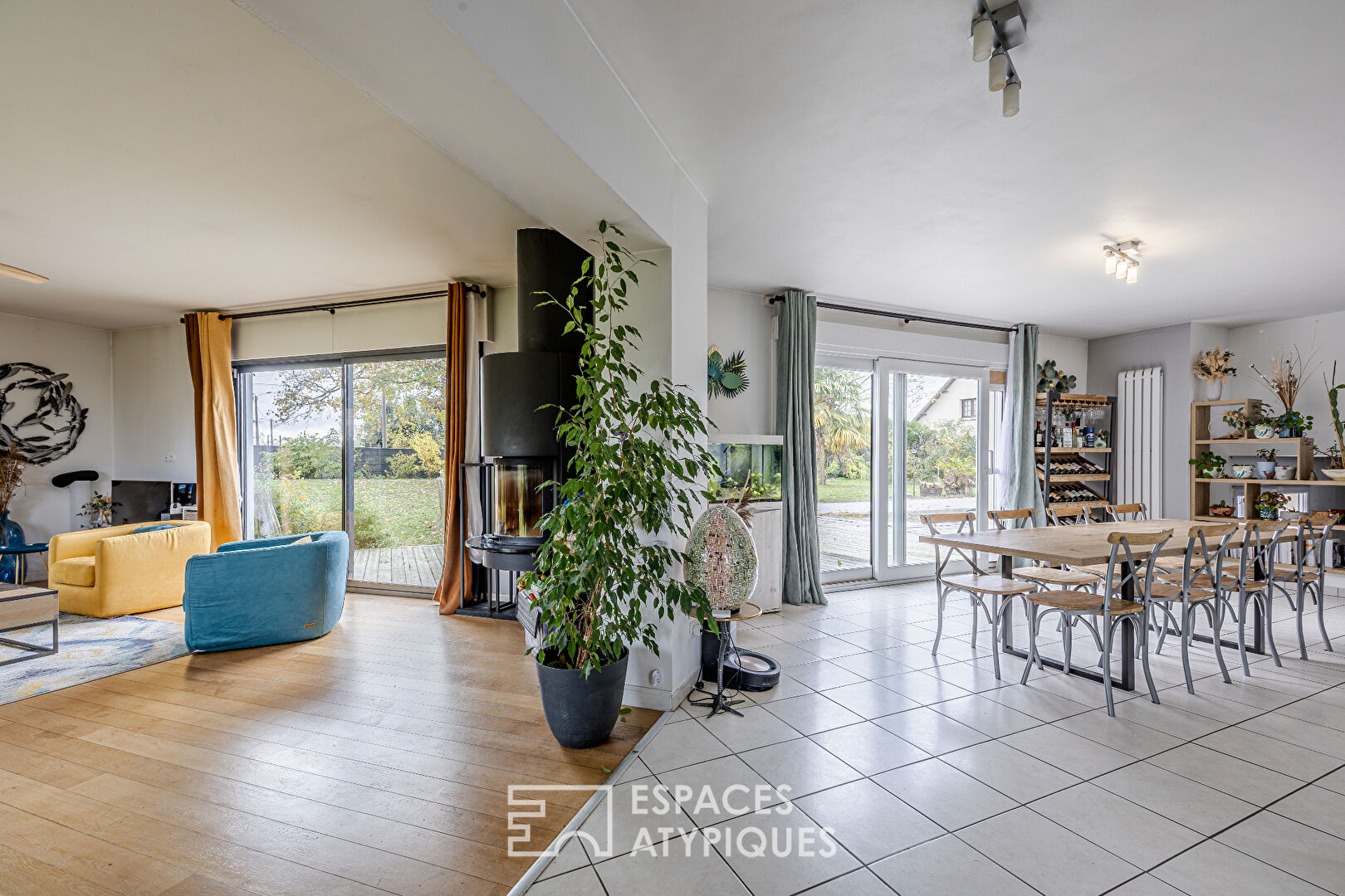 Maison contemporaine avec grande piscine,  jardin et beaux volumes à 15 minutes d’Amiens