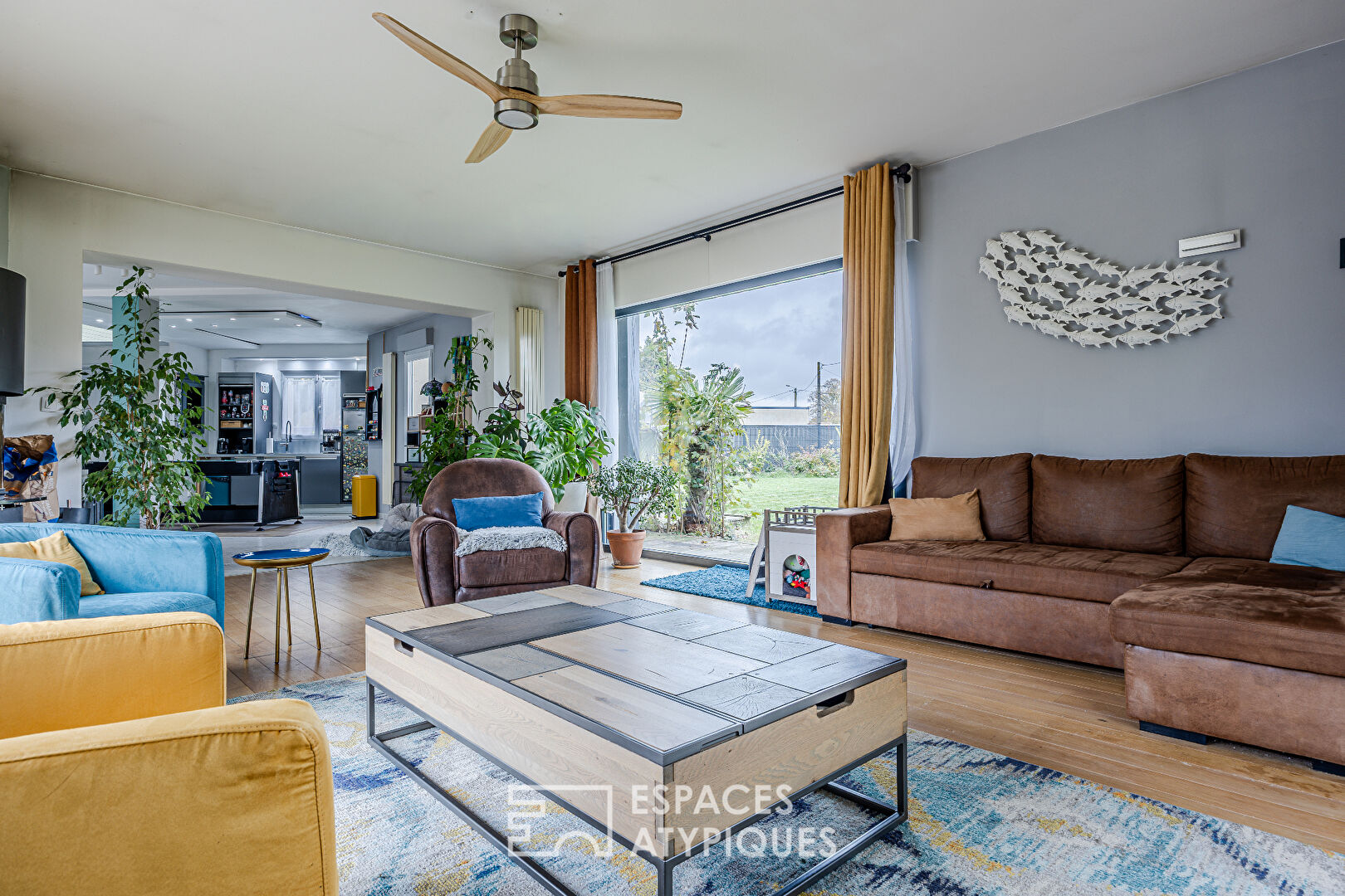 Maison contemporaine avec grande piscine,  jardin et beaux volumes à 15 minutes d’Amiens