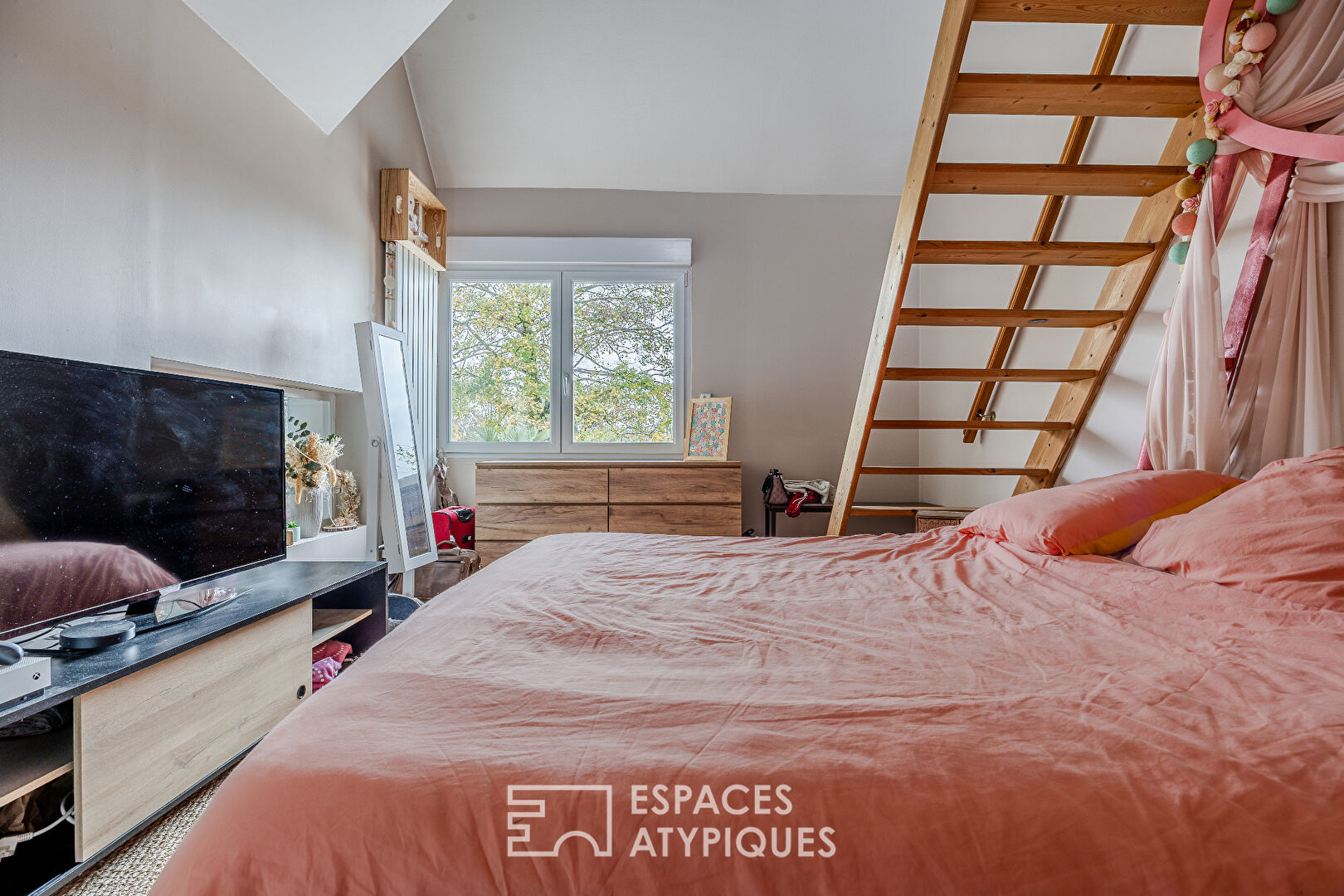 Maison contemporaine avec grande piscine,  jardin et beaux volumes à 15 minutes d’Amiens