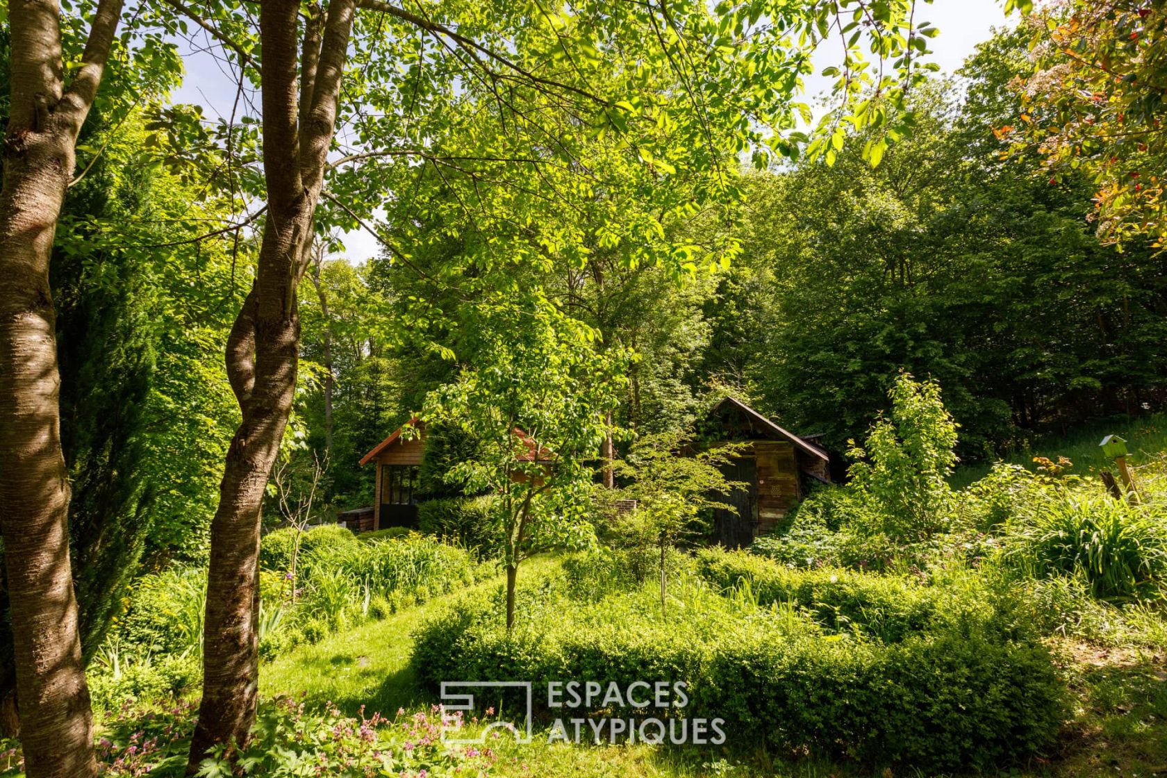 La Forestière – Former hunting lodge revisited and its forest west of Amiens