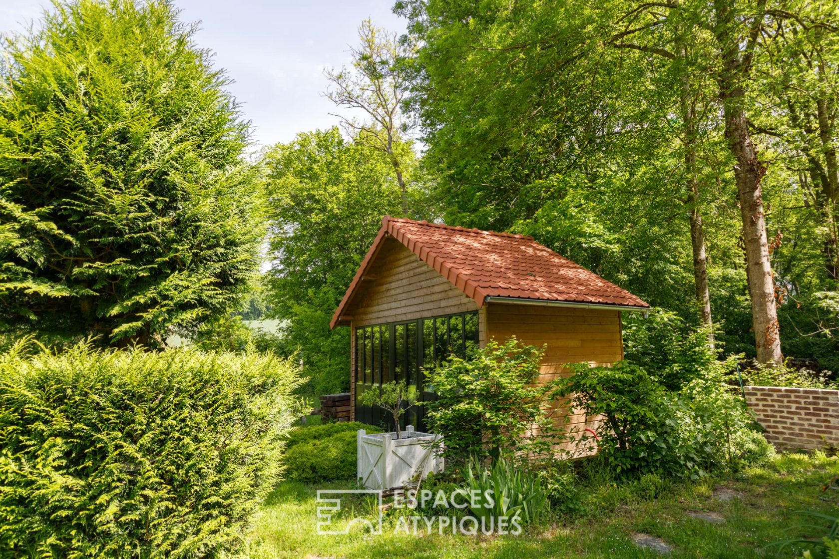 La Forestière – Former hunting lodge revisited and its forest west of Amiens