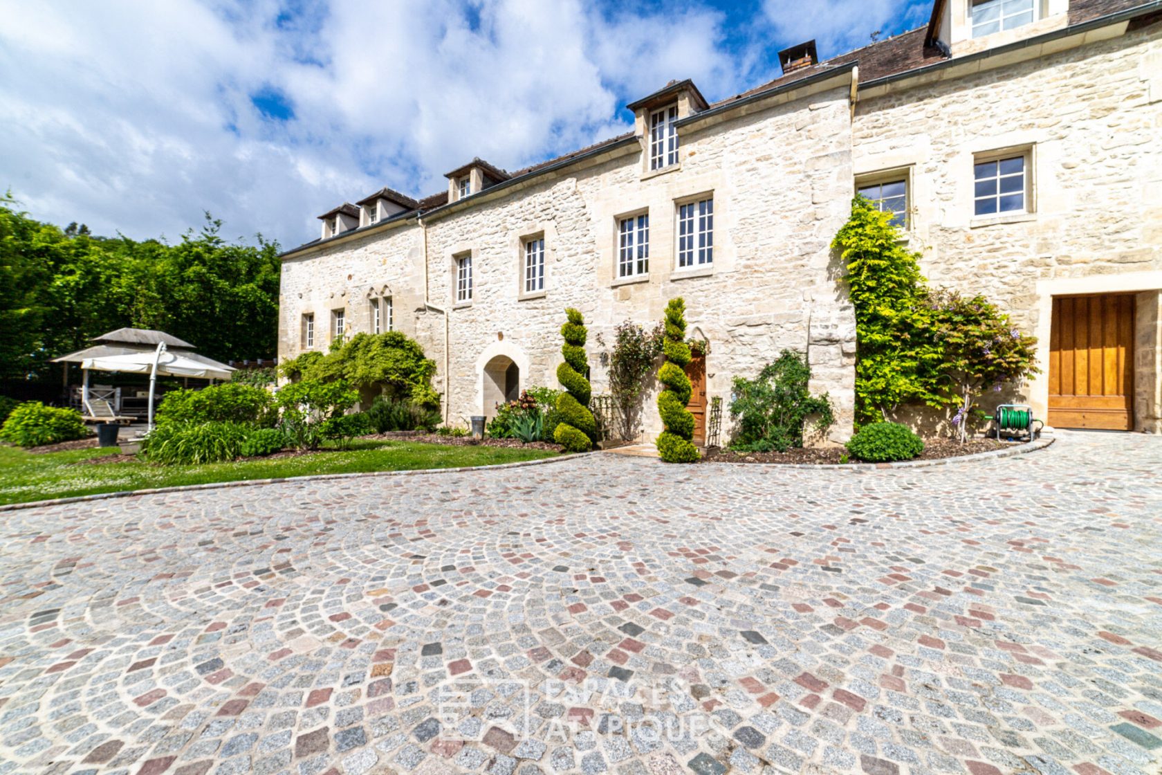 Charme et volupté – Abbaye du Xième siècle entièrement rénovée aux environs de Chantilly