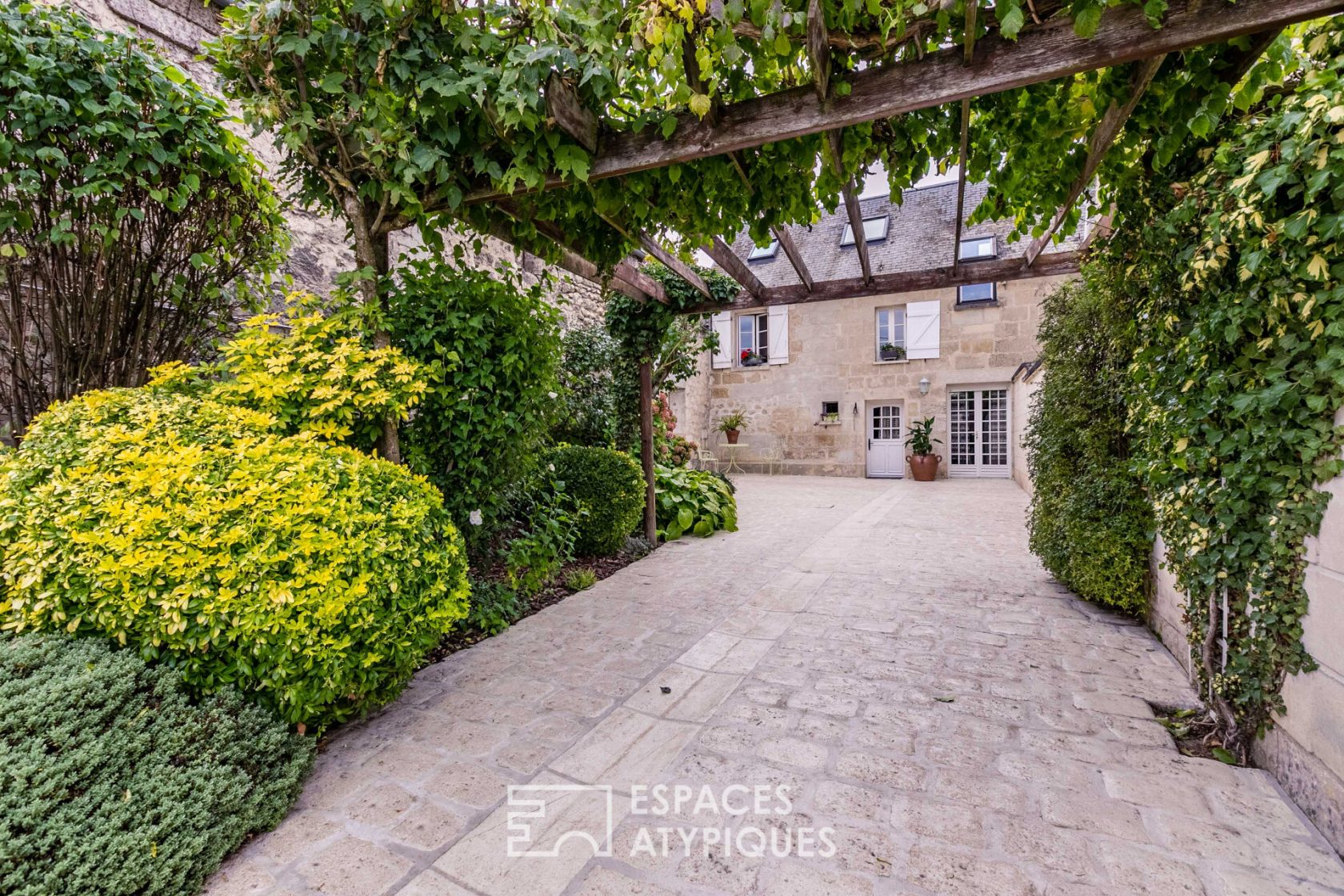 L’EXQUISE – Elegant renovated stone family house and its outbuildings