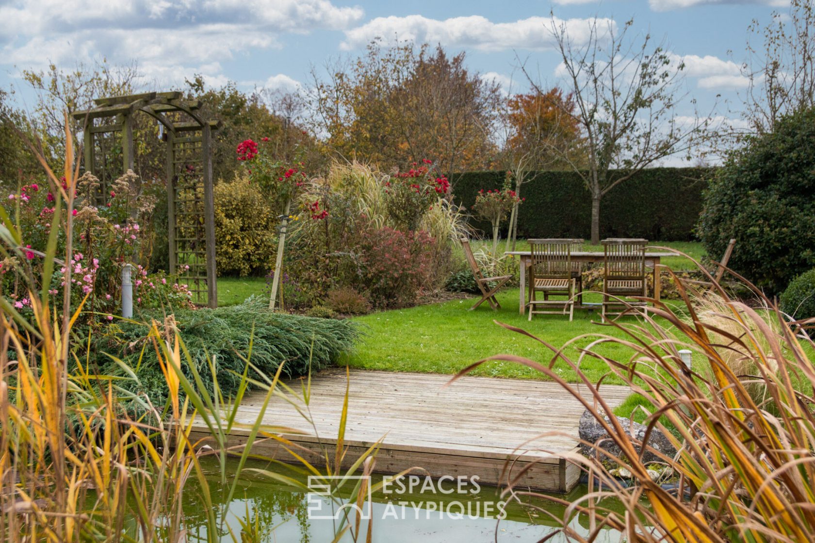 L’Harmonie – family property in the heart of a one hectare park and its equestrian facilities
