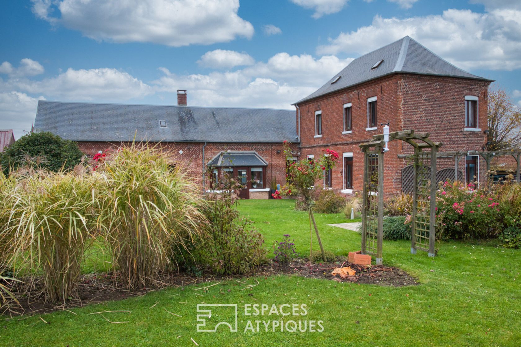 L’Harmonie – family property in the heart of a one hectare park and its equestrian facilities