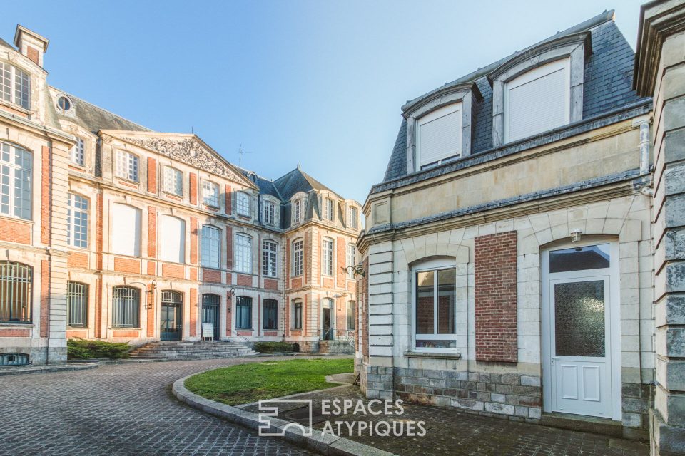 80100 ABBEVILLE - L'ATYPIQUE : Ancienne maison de gardien dans un décor prestigieux au coeur d'Abbeville - Réf. 424