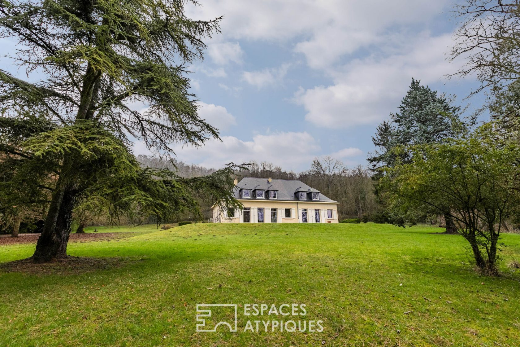 Haute couture – Elégante maison de famille en pierre de taille et son parc