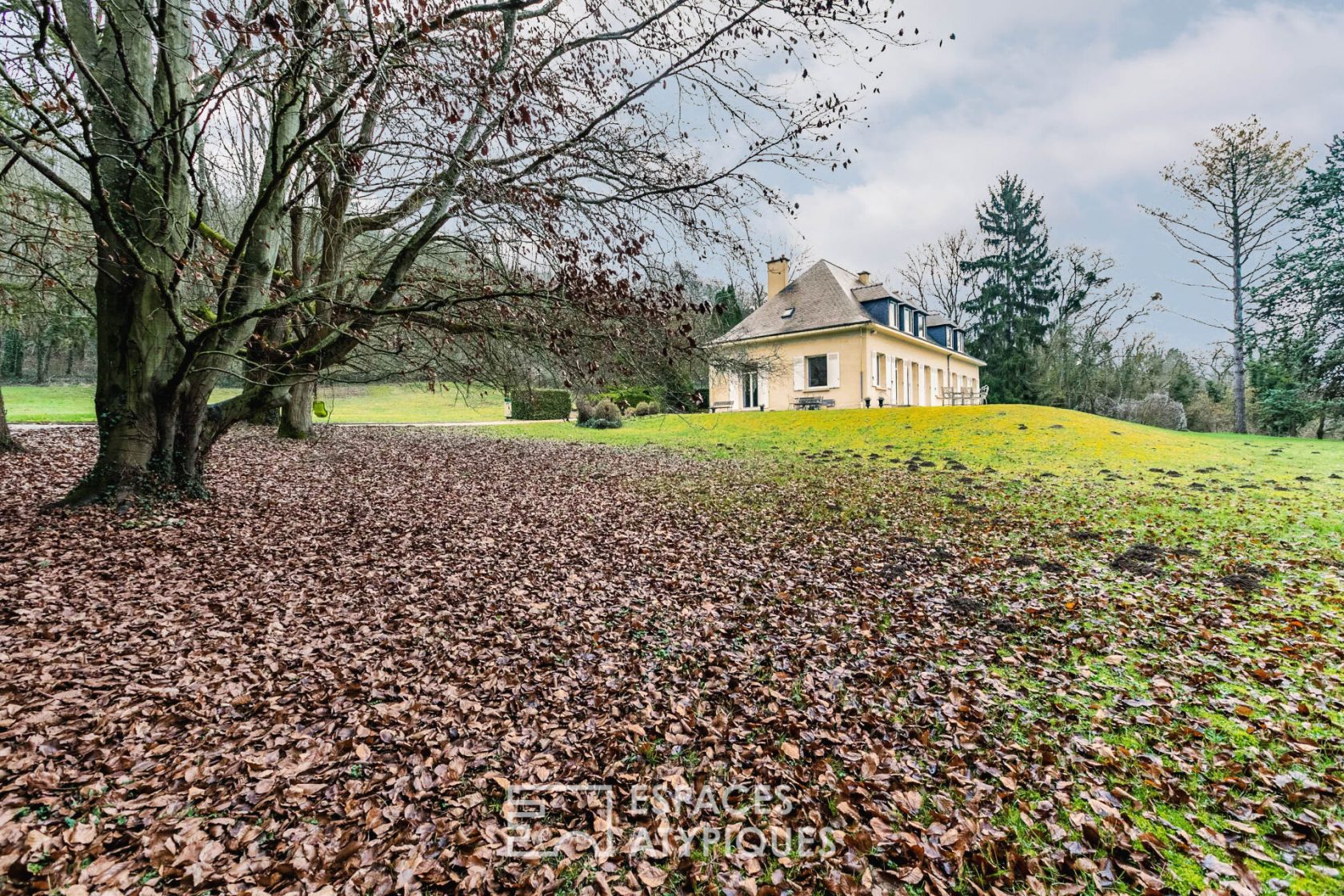 Haute couture – Elégante maison de famille en pierre de taille et son parc
