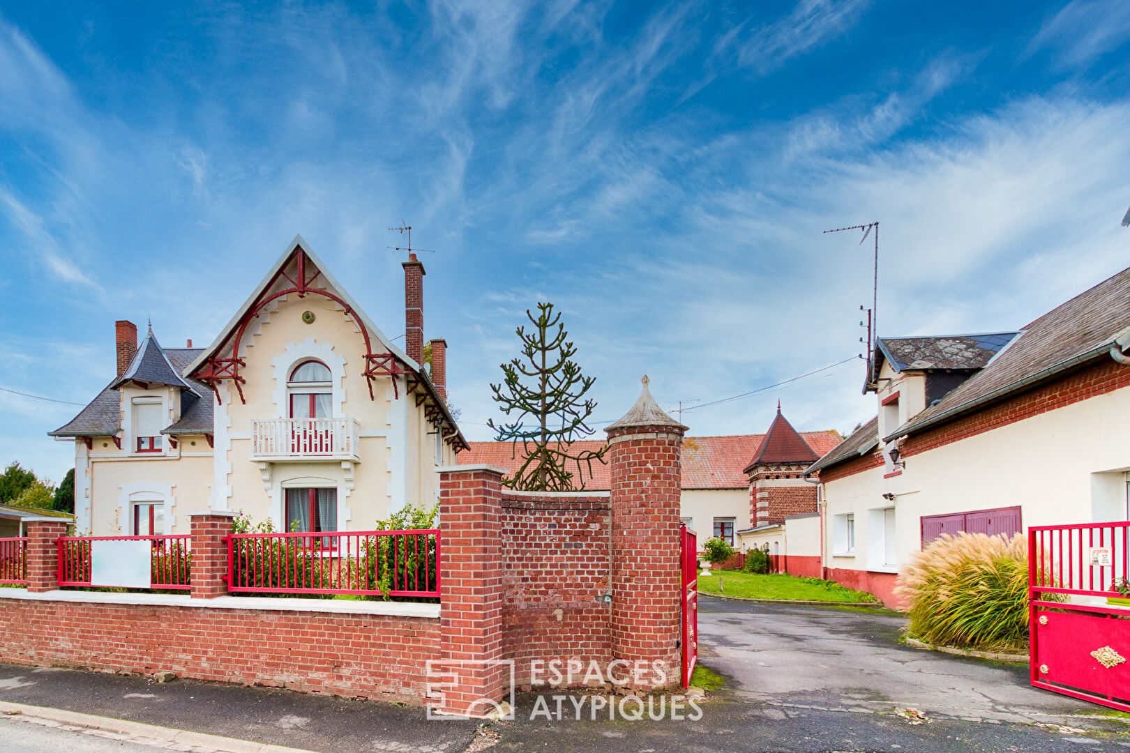 Maison de Maître and its outbuildings with 3 rental units