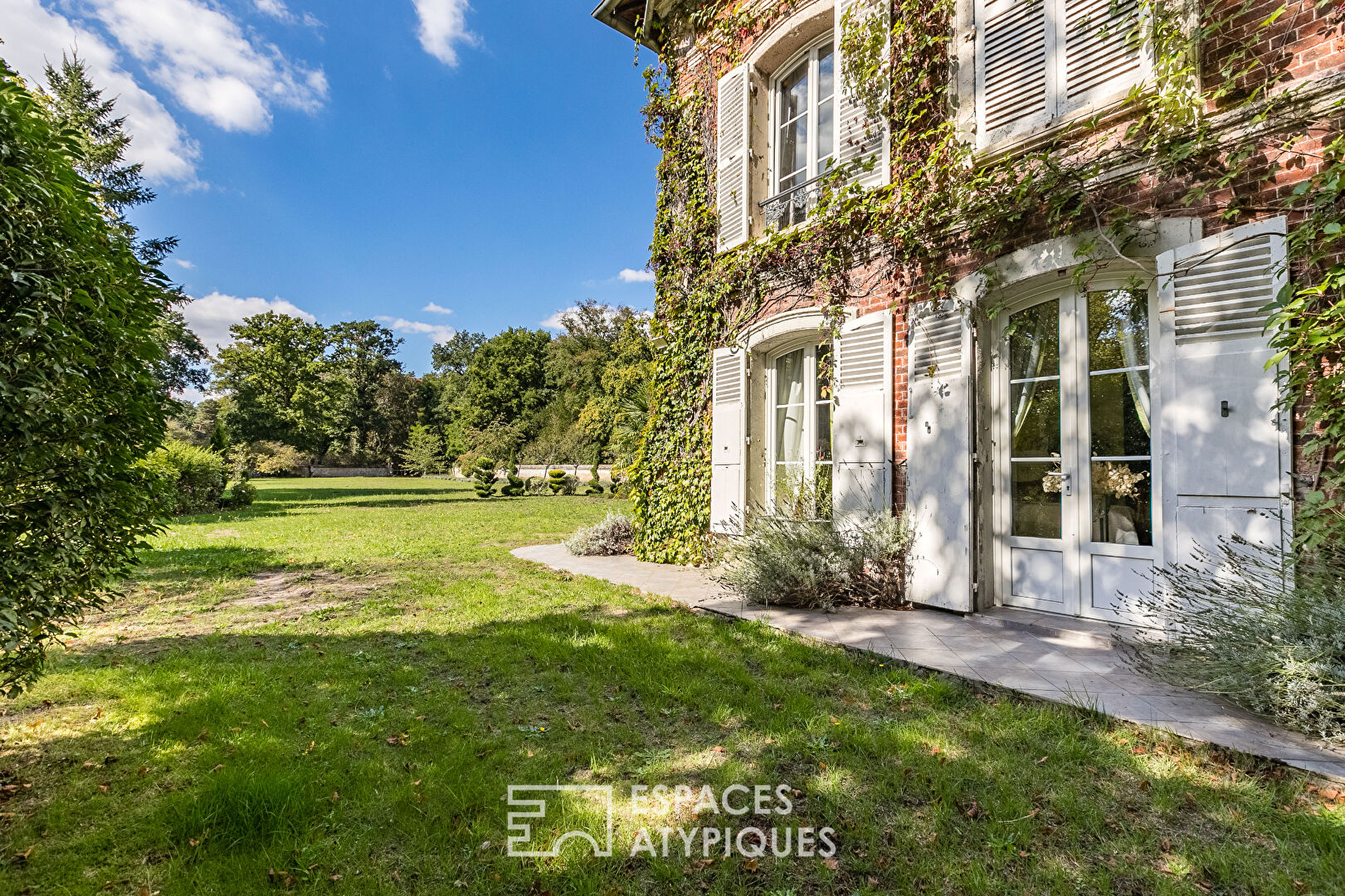 Unique – Maison de maître avec annexes aménagées parc, bois et carrière