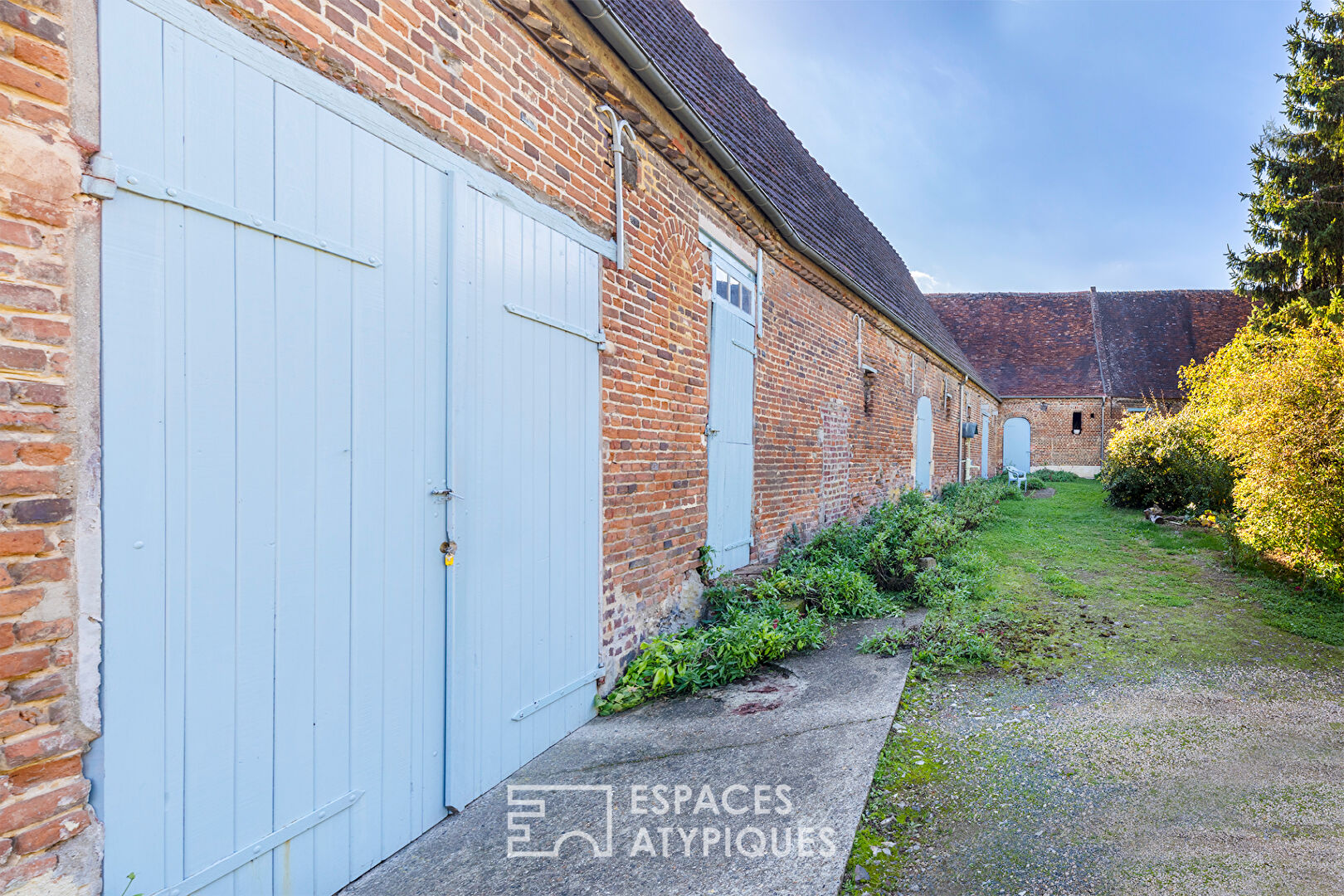 L’AMBITIEUSE – Charmante maison de type longère et ses dépendances à rénover