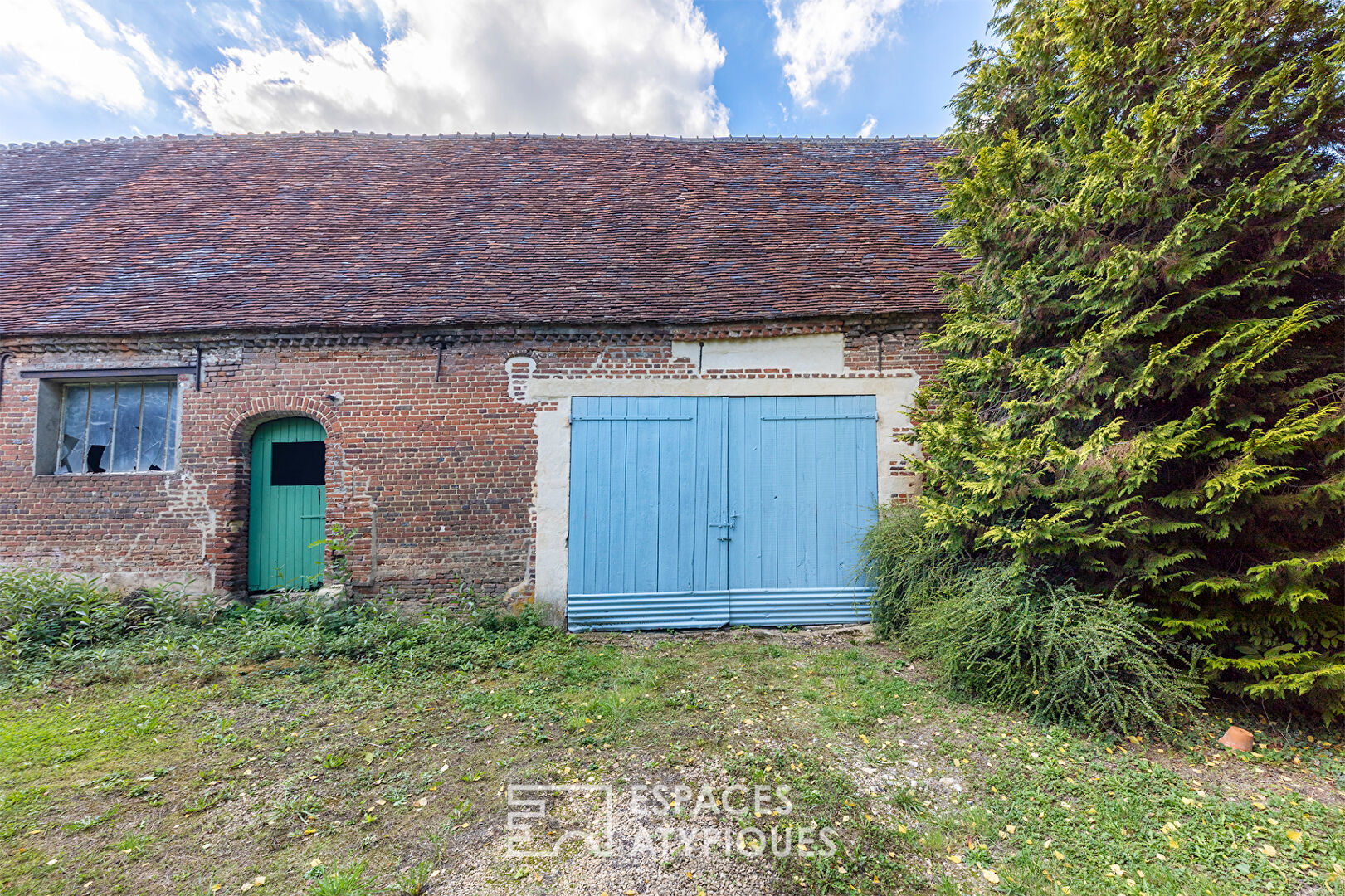 L’AMBITIEUSE – Charmante maison de type longère et ses dépendances à rénover