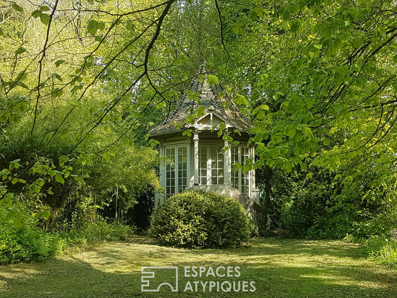The romantic – Art deco villa and its park