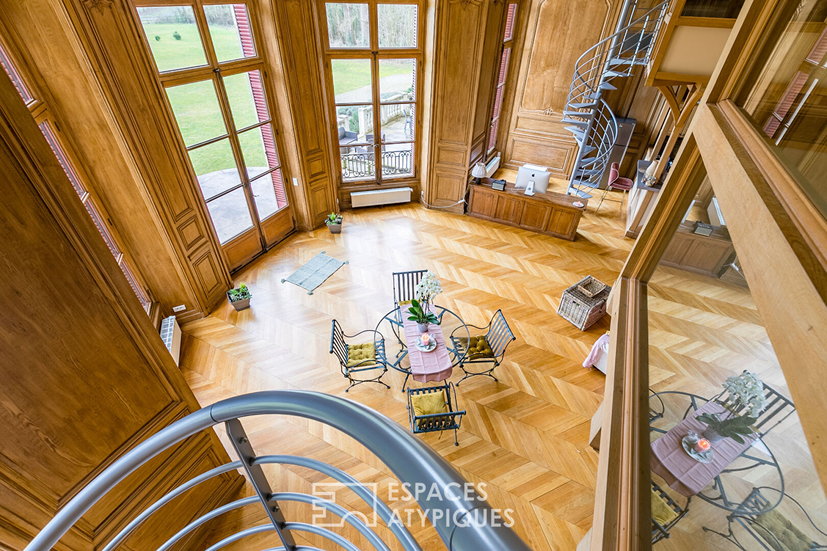 Bercé par l’Histoire – Magnifique appartement contemporain aménagé au coeur du Château de Villette et son parc