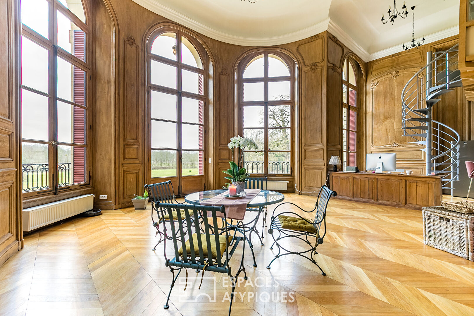 Bercé par l’Histoire – Magnifique appartement contemporain aménagé au coeur du Château de Villette et son parc