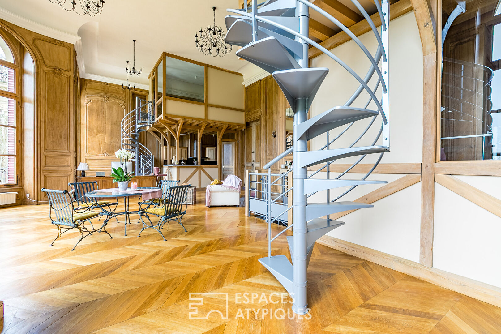 Bercé par l’Histoire – Magnifique appartement contemporain aménagé au coeur du Château de Villette et son parc