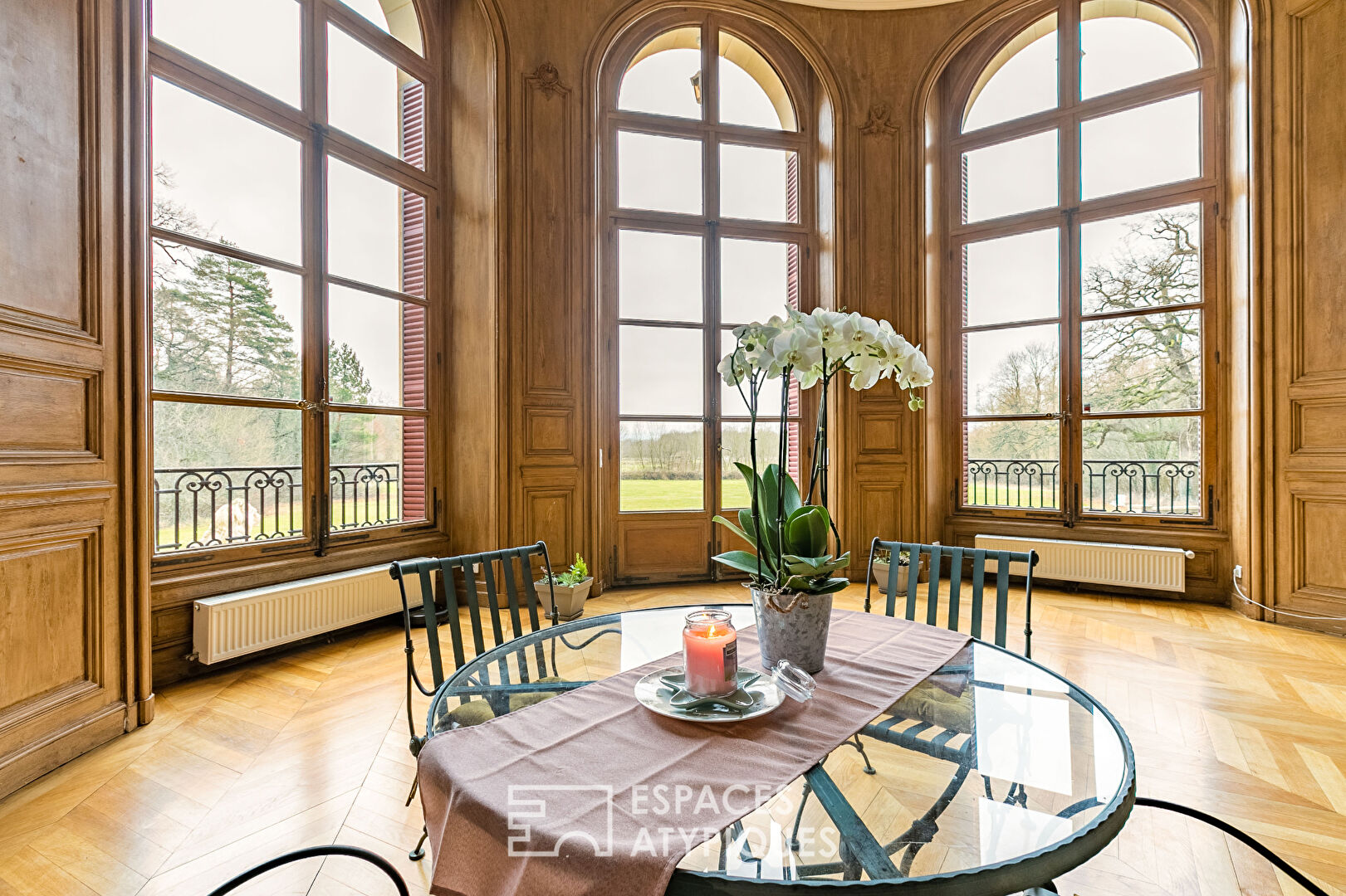 Bercé par l’Histoire – Magnifique appartement contemporain aménagé au coeur du Château de Villette et son parc