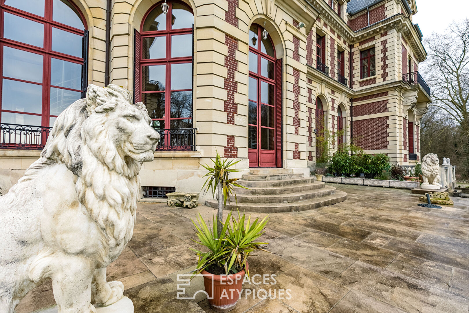 Bercé par l’Histoire – Magnifique appartement contemporain aménagé au coeur du Château de Villette et son parc