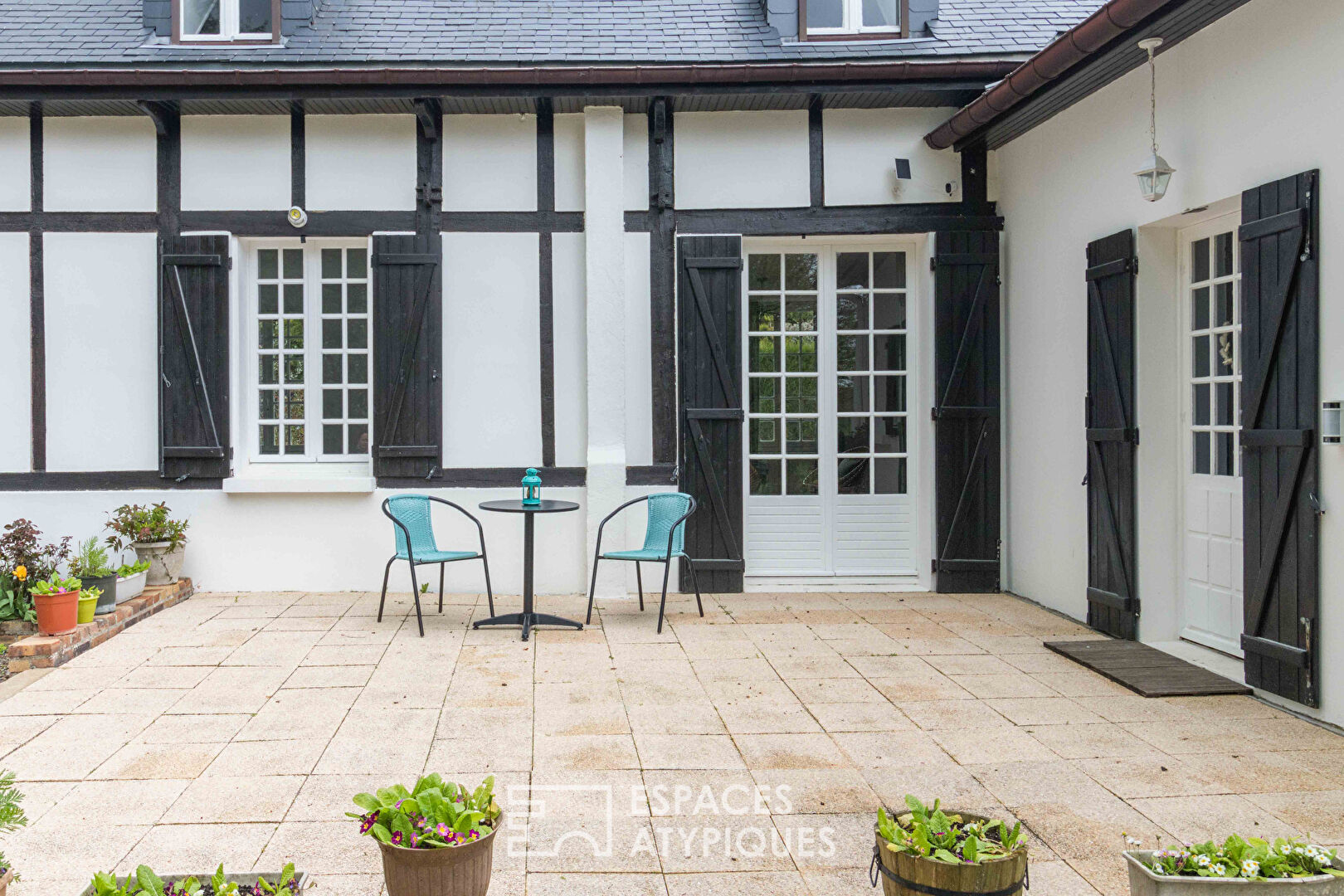 Le petit cottage – Coquette maison de campagne à colombages et ses annexes aménagées