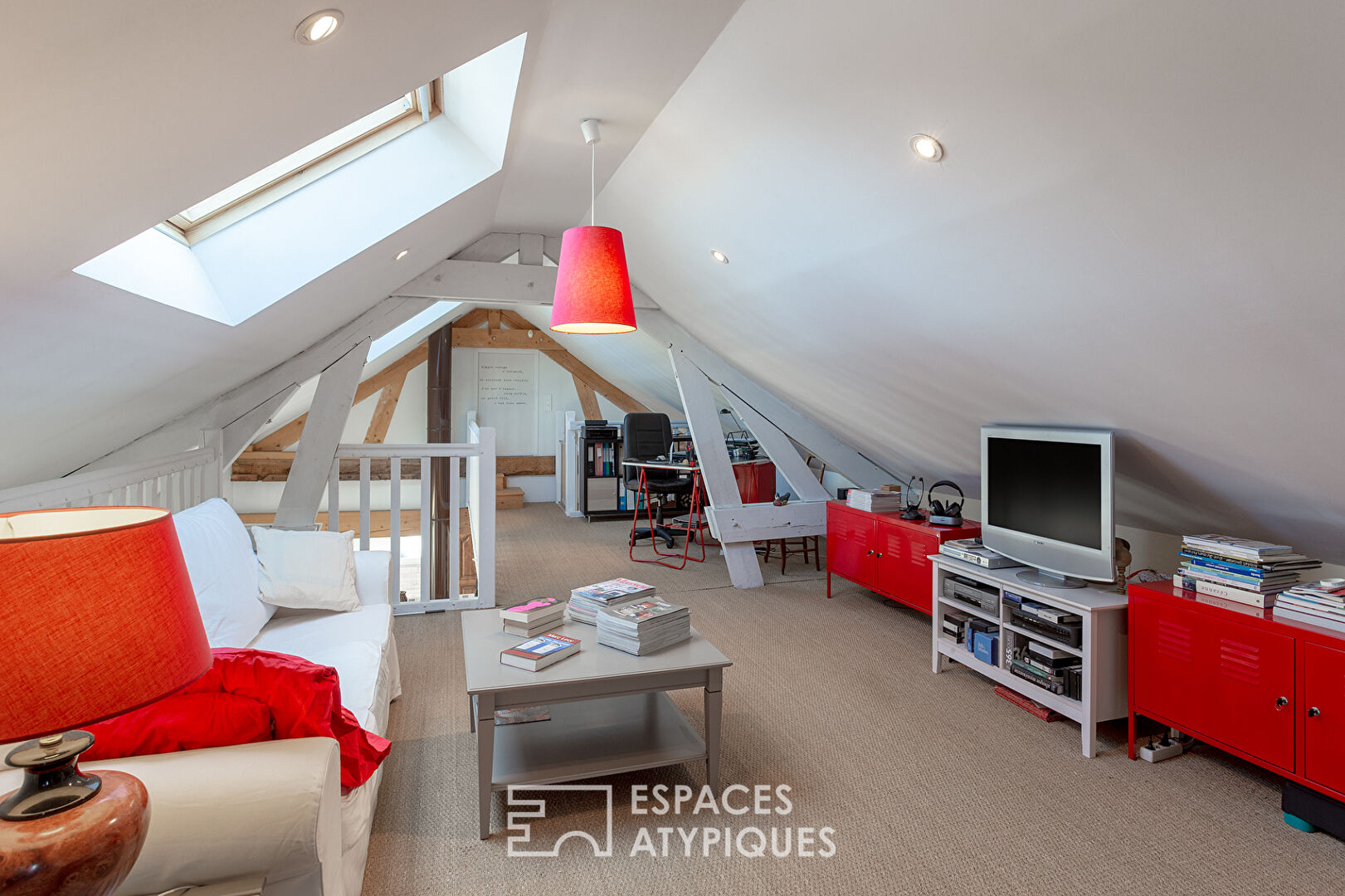 Ancienne Bobinerie de 245m² avec garage et jardin proche du centre-ville