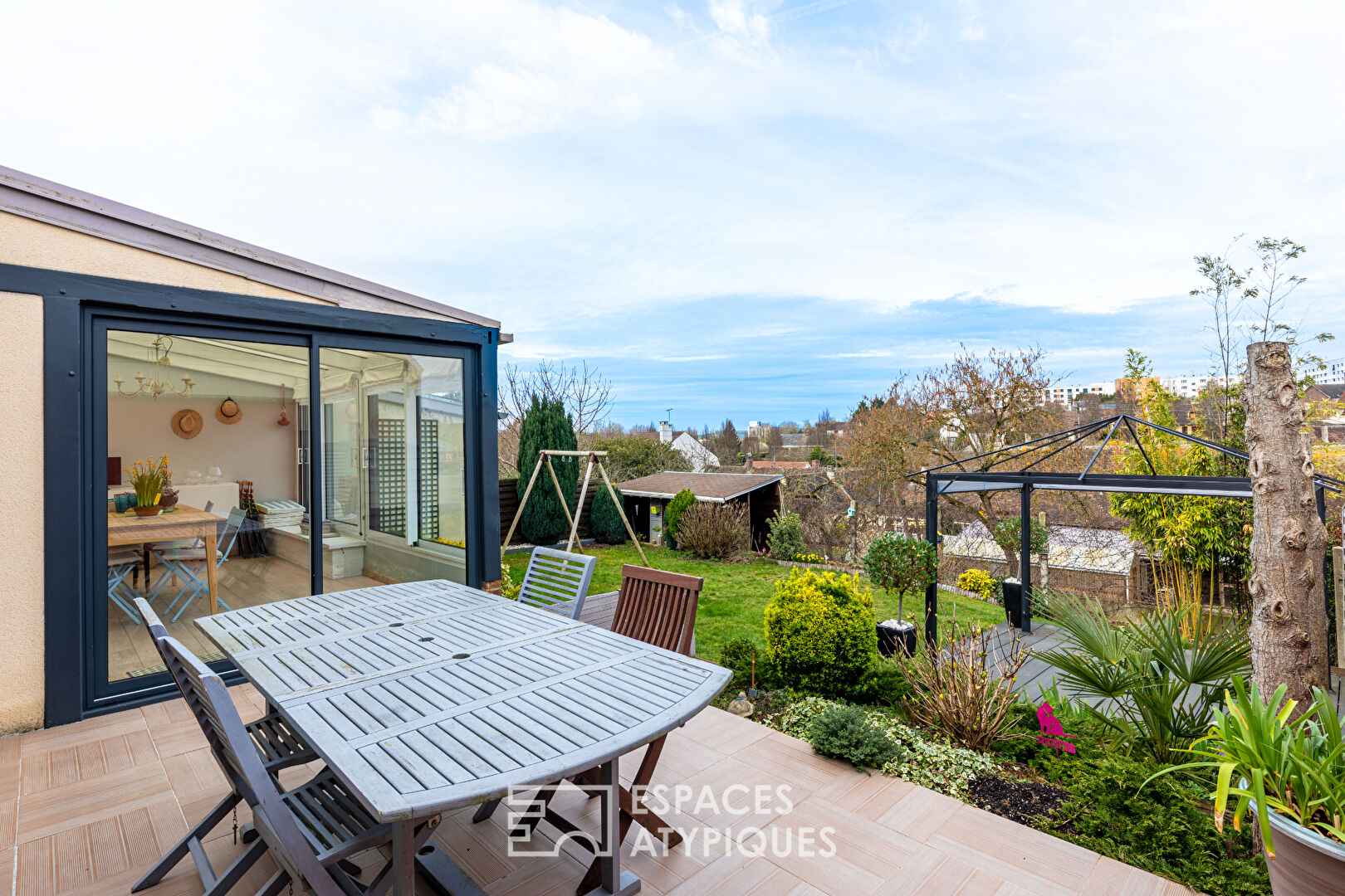 Ancienne Bobinerie de 245m² avec garage et jardin proche du centre-ville