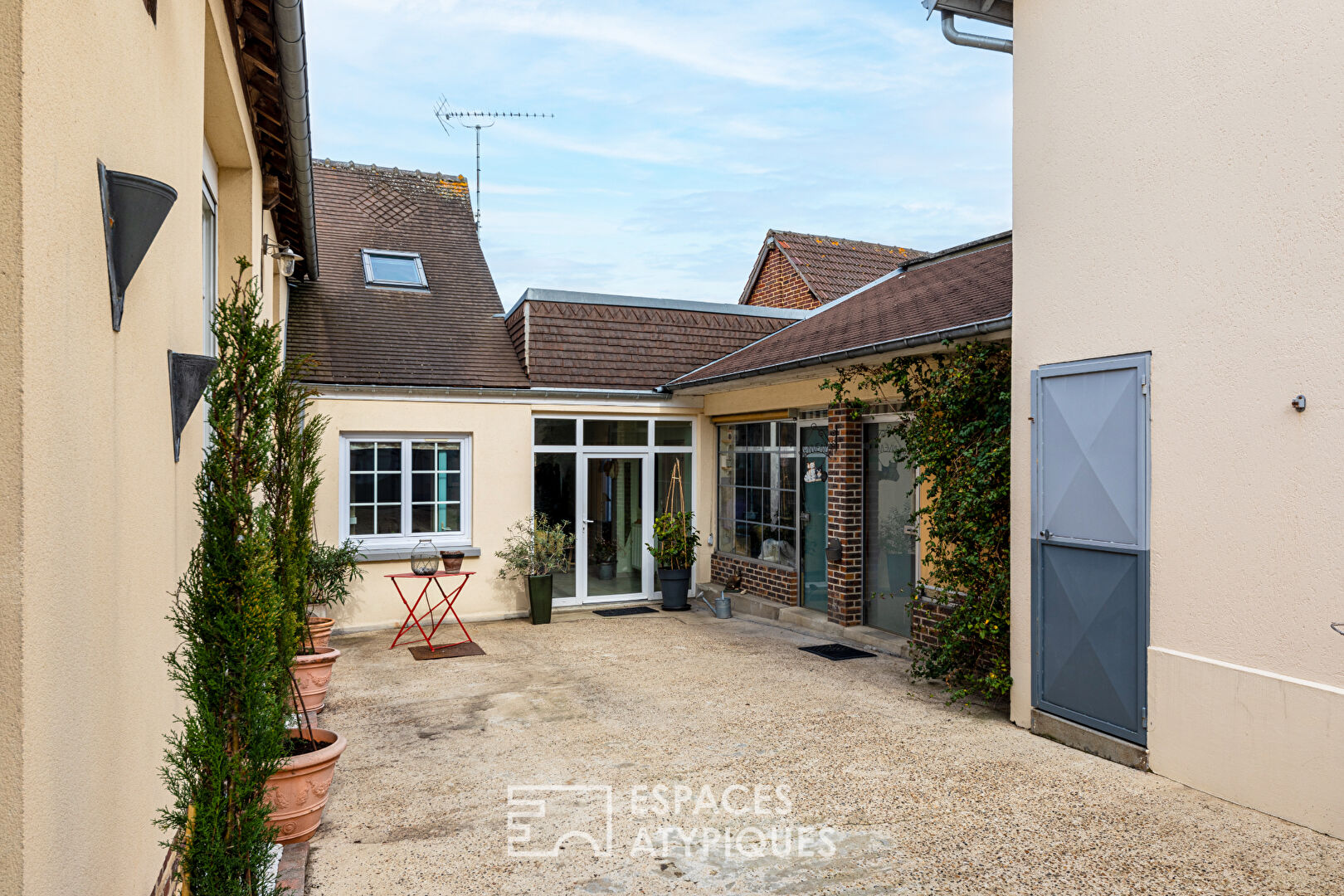 Ancienne Bobinerie de 245m² avec garage et jardin proche du centre-ville
