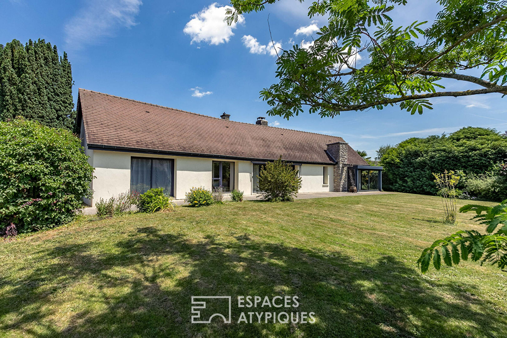 Solid architect’s house with garden and pastures near Senlis (60300)