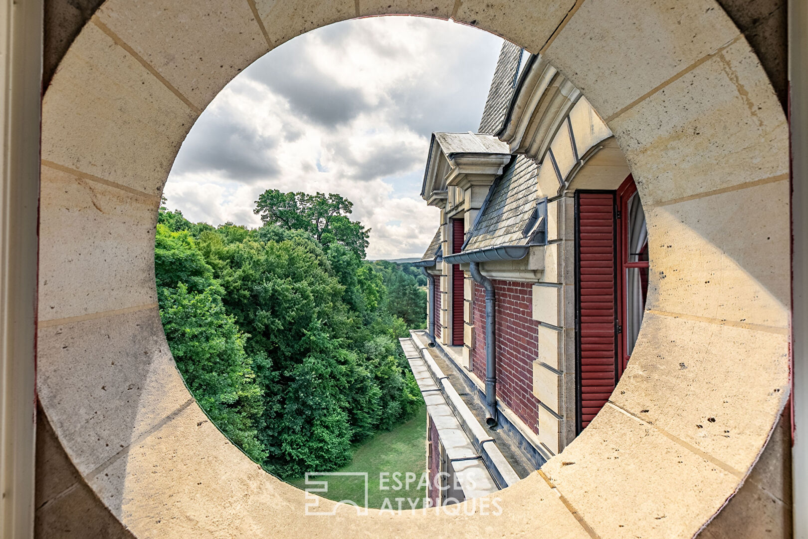 The elegant – Very beautiful Haussmannian apartment in the heart of the Château de Villette