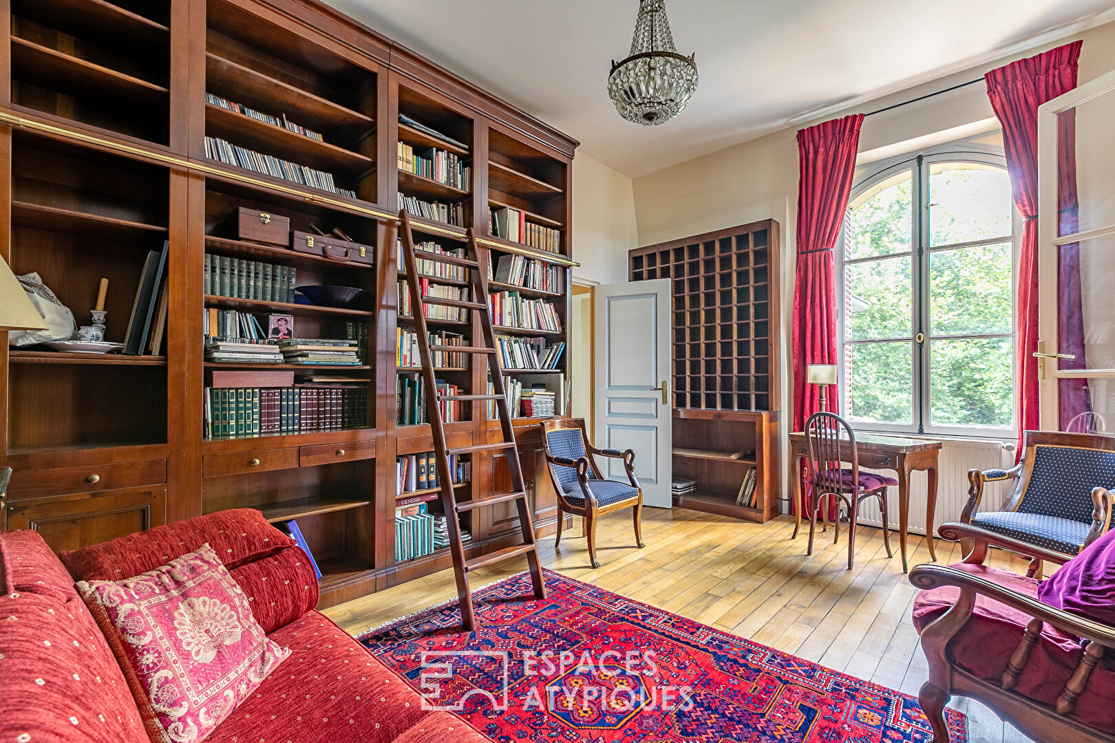 The elegant – Very beautiful Haussmannian apartment in the heart of the Château de Villette