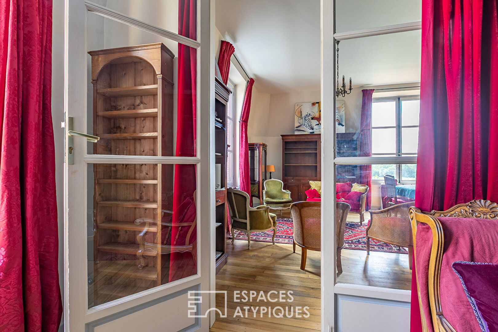 The elegant – Very beautiful Haussmannian apartment in the heart of the Château de Villette