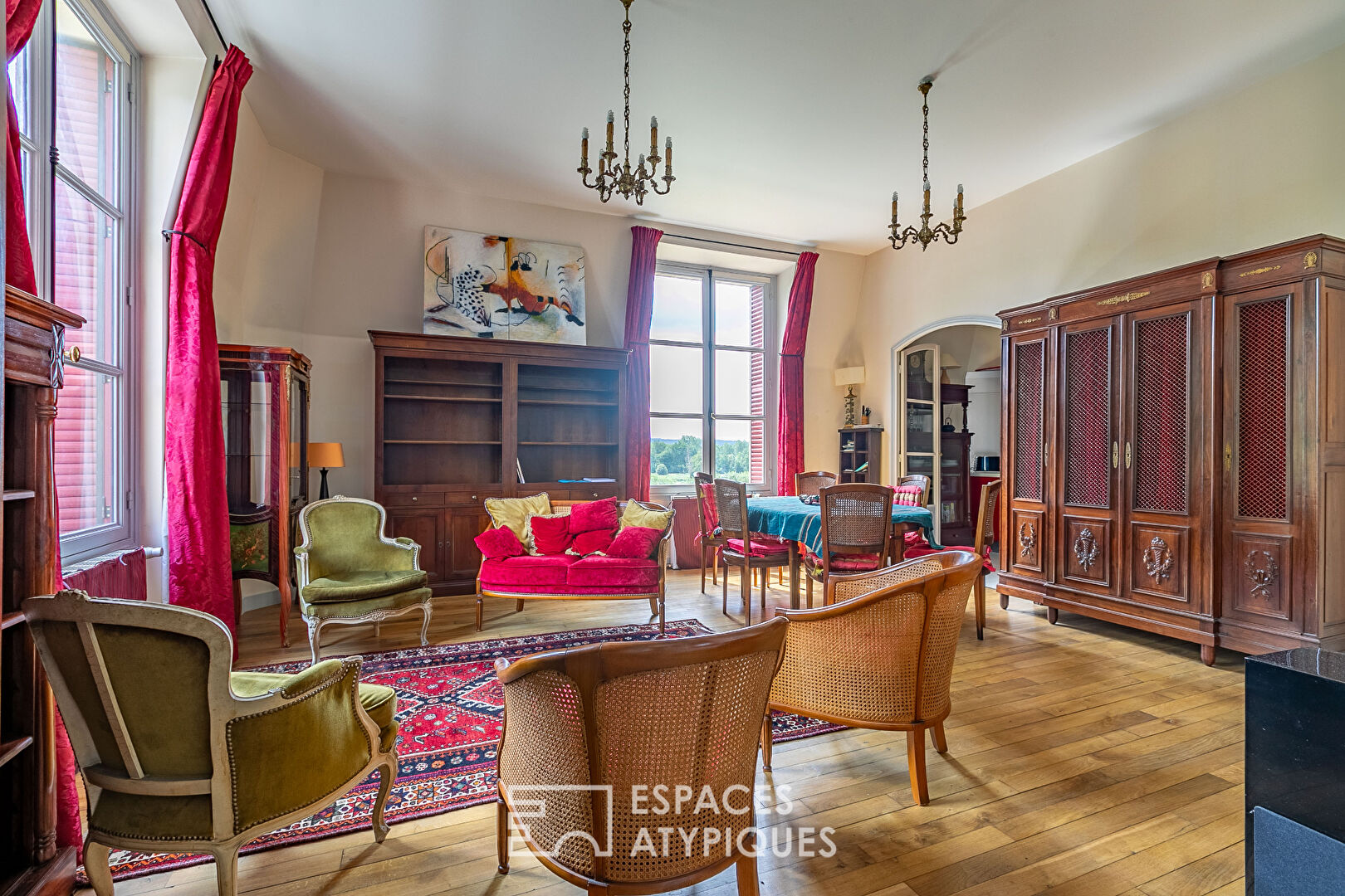 The elegant – Very beautiful Haussmannian apartment in the heart of the Château de Villette