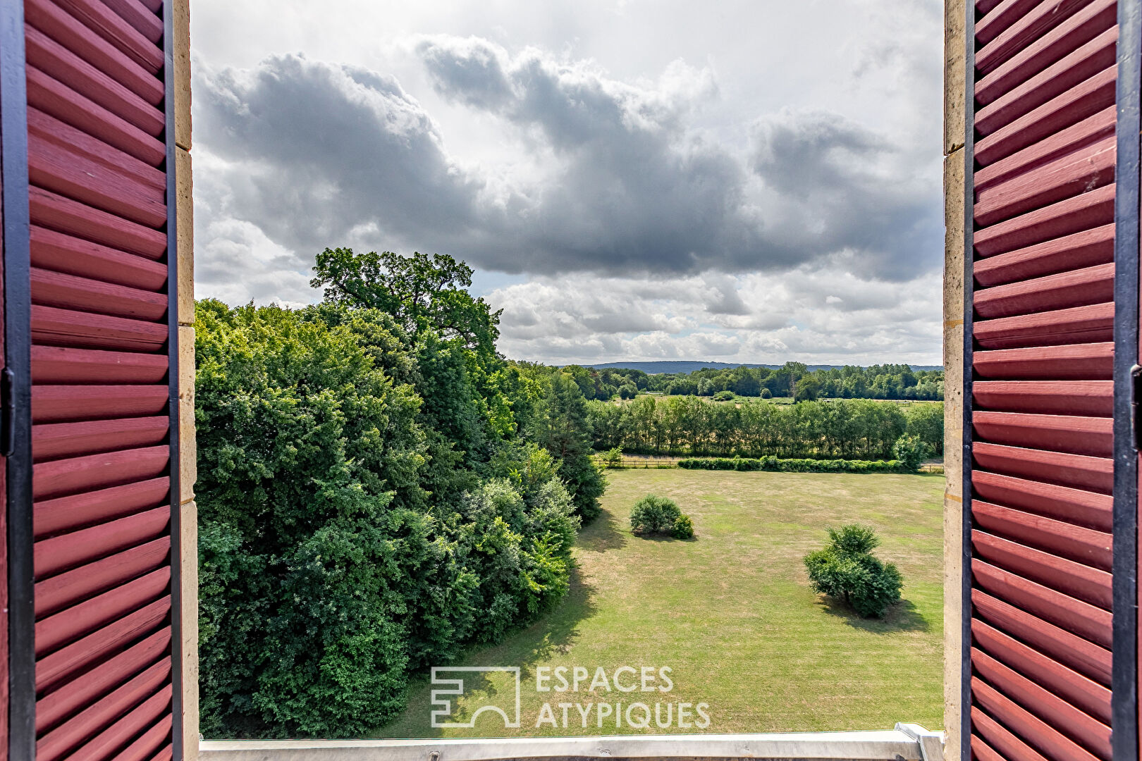 The elegant – Very beautiful Haussmannian apartment in the heart of the Château de Villette