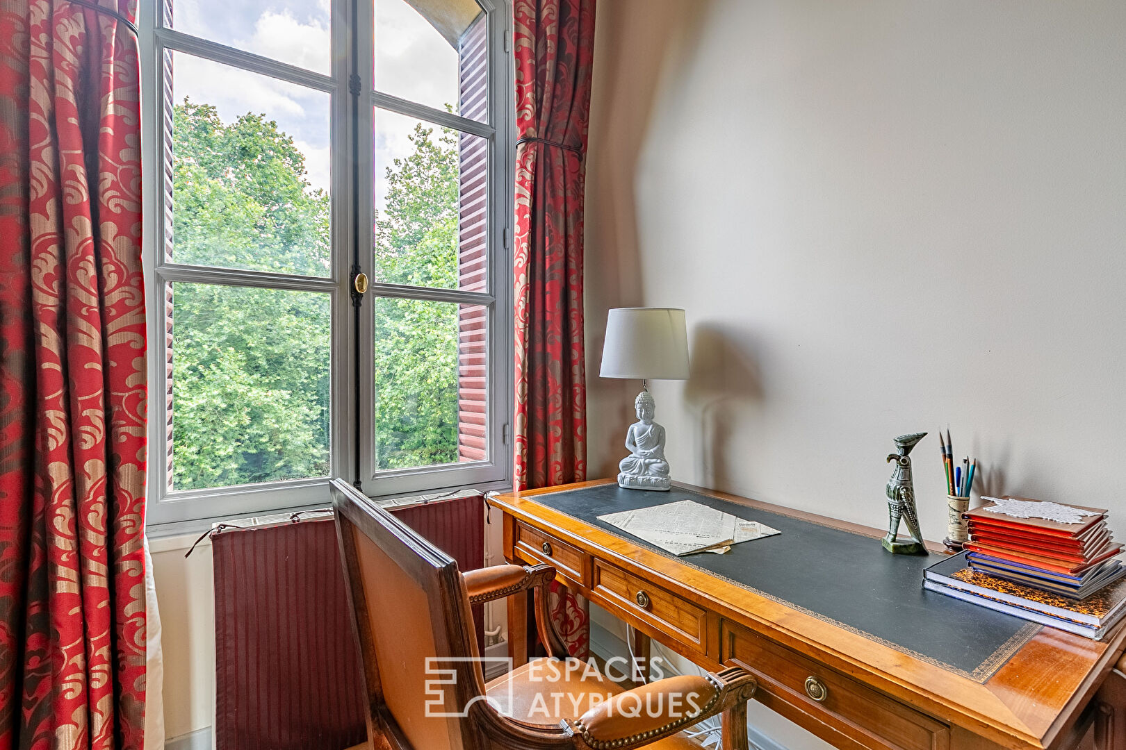 The elegant – Very beautiful Haussmannian apartment in the heart of the Château de Villette