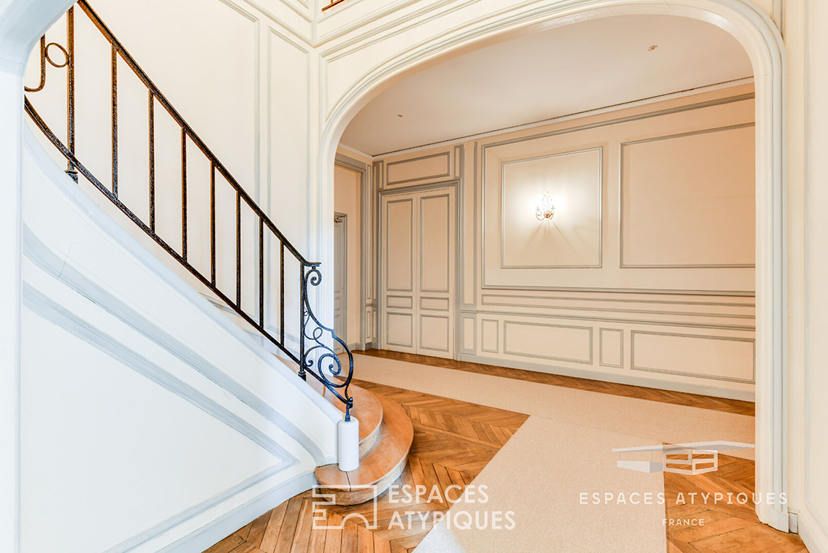 The elegant – Very beautiful Haussmannian apartment in the heart of the Château de Villette