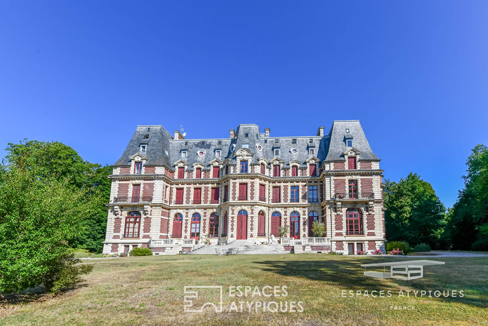 The elegant – Very beautiful Haussmannian apartment in the heart of the Château de Villette