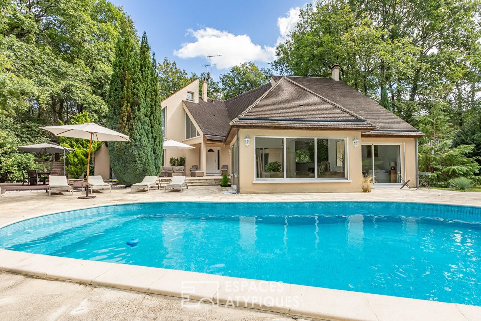 Maison d'architecte avec parc et piscine proche de Chantilly