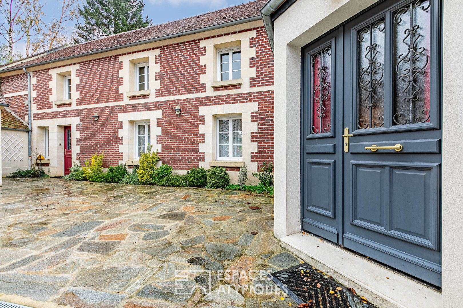 Stone family house and its outbuilding with garden and swimming pool