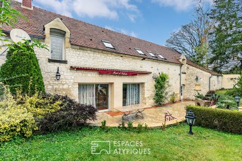 Maison de famille en pierres et sa dépendance aménagée avec jardin et piscine