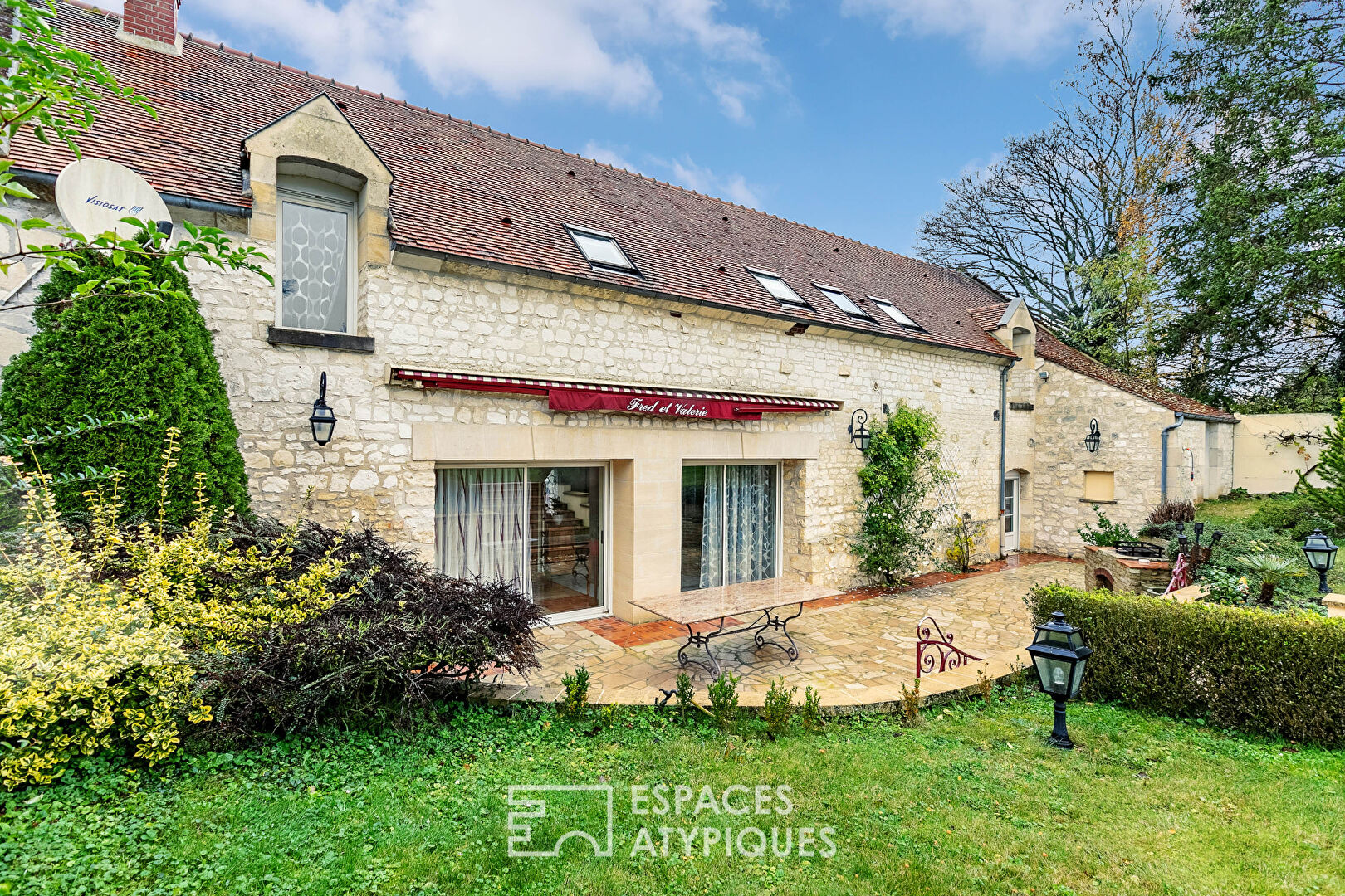 Stone family house and its outbuilding with garden and swimming pool