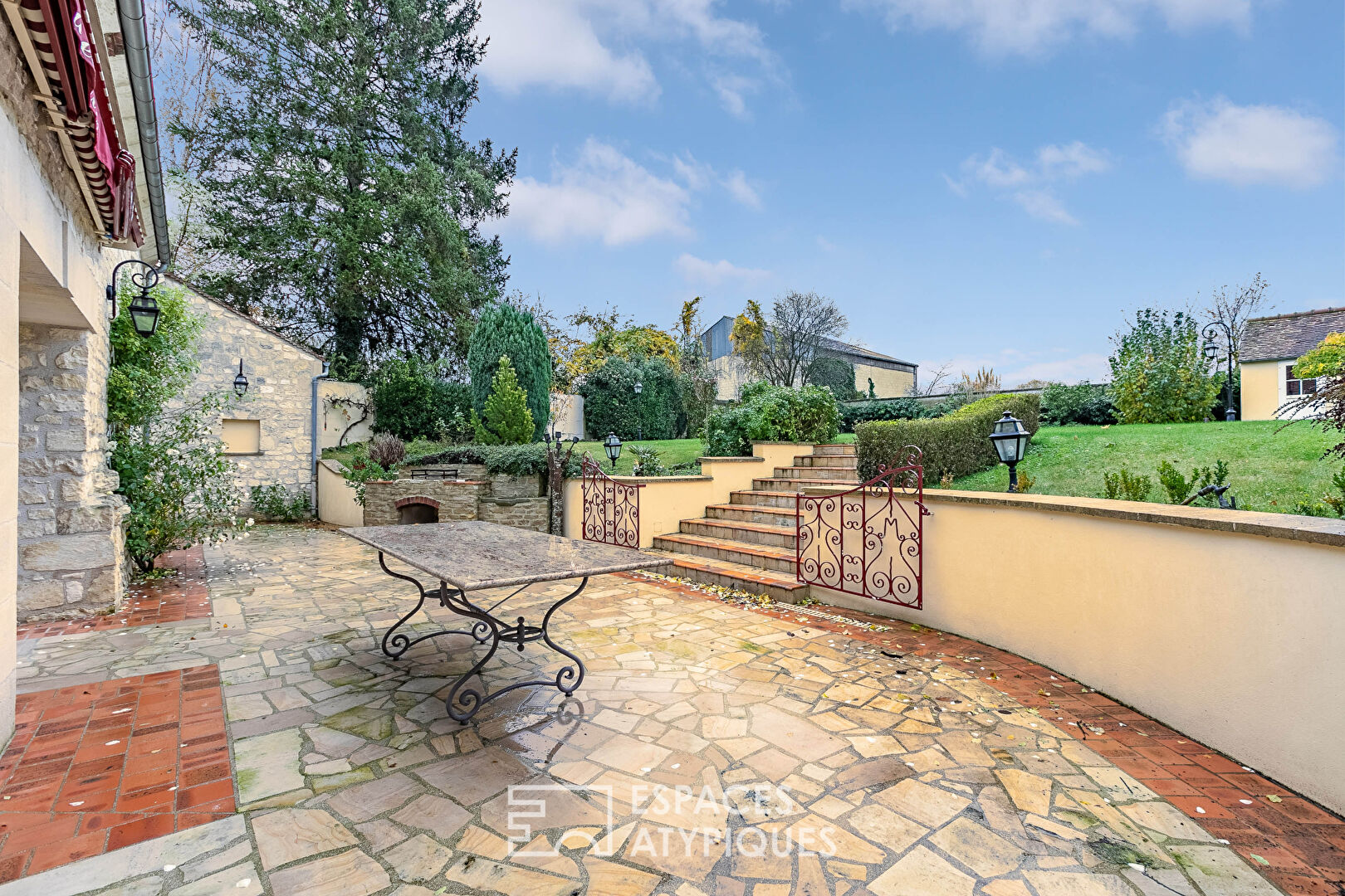 Stone family house and its outbuilding with garden and swimming pool