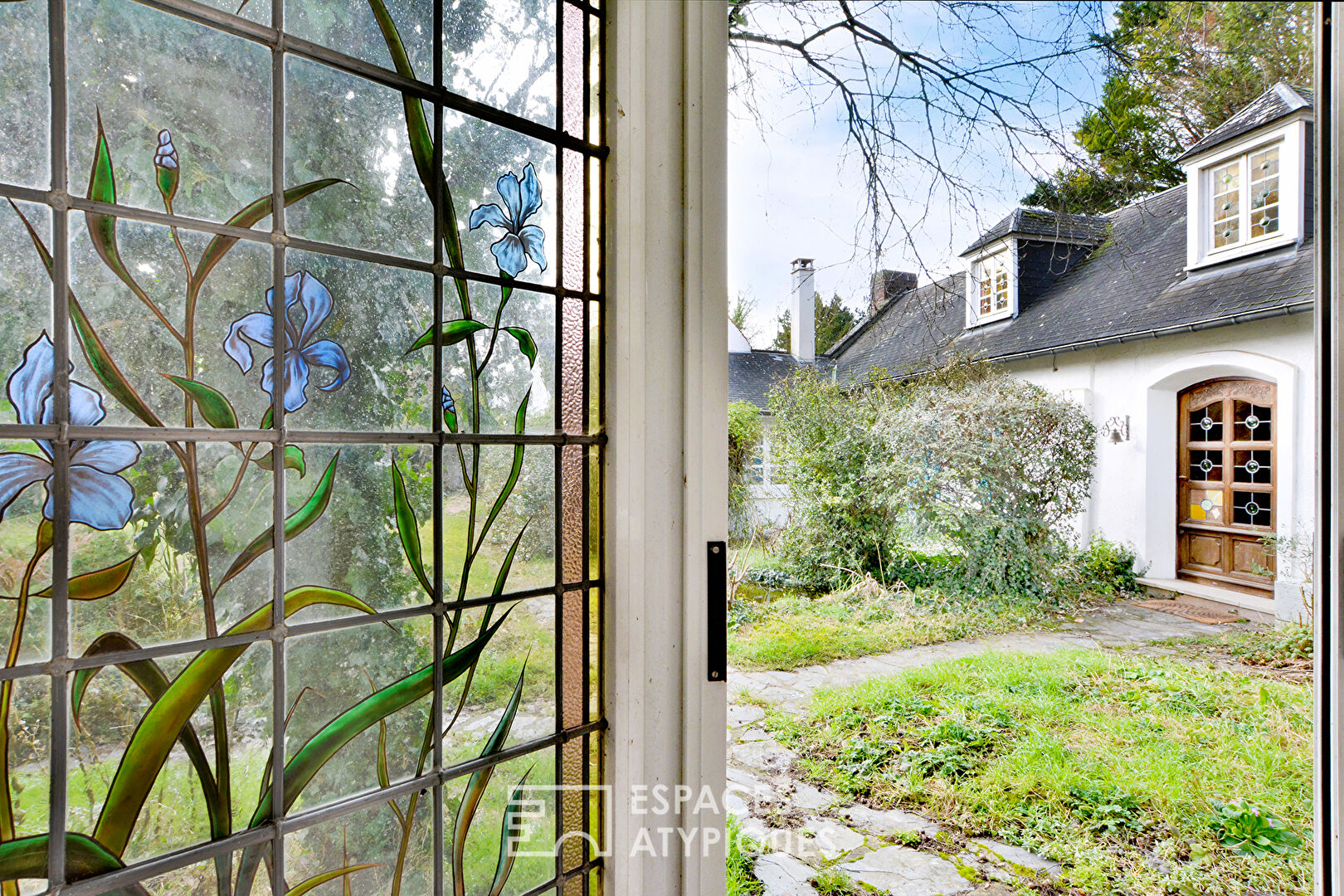 Maison  de style Longère bordée par une rivière