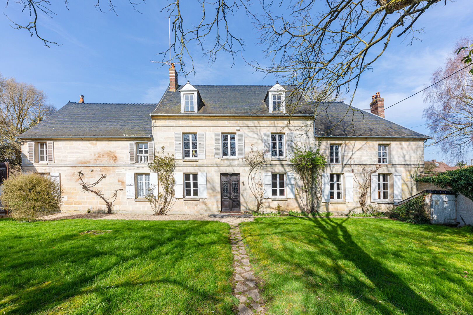 Mansion with swimming pool, tennis court, artists’ studio and car shed near Chaumont en Vexin