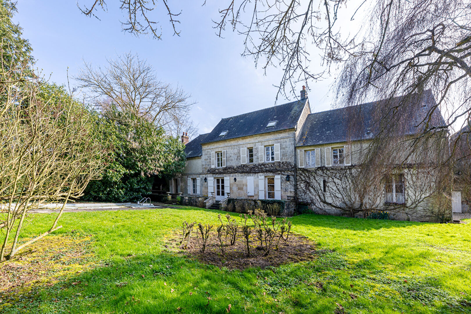 Mansion with swimming pool, tennis court, artists’ studio and car shed near Chaumont en Vexin