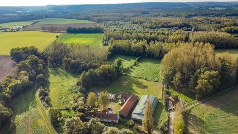 Ferme équestre de caractère, aménagée dans un environnement bucolique préservé