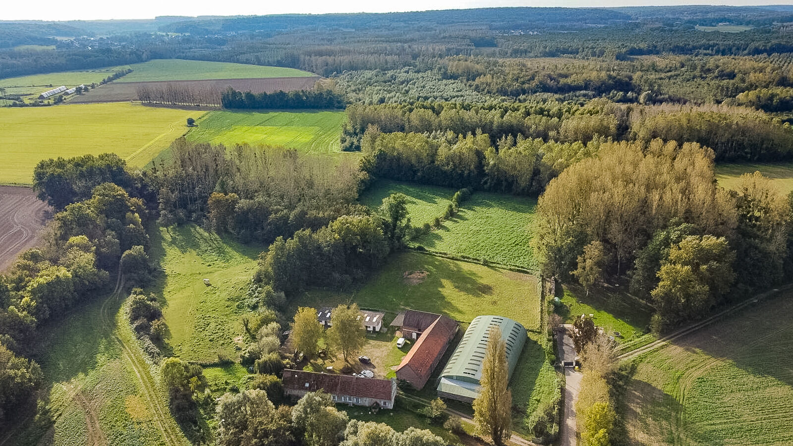 Character equestrian farm set in a preserved bucolic environment